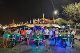 Bangkok night dinner tour with tuk tuk (D)